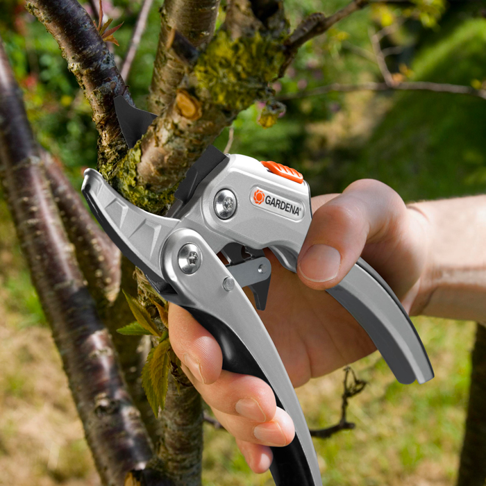 Gardena Ratchet SmartCut Comfort Secateurs Gardening Tools UK
